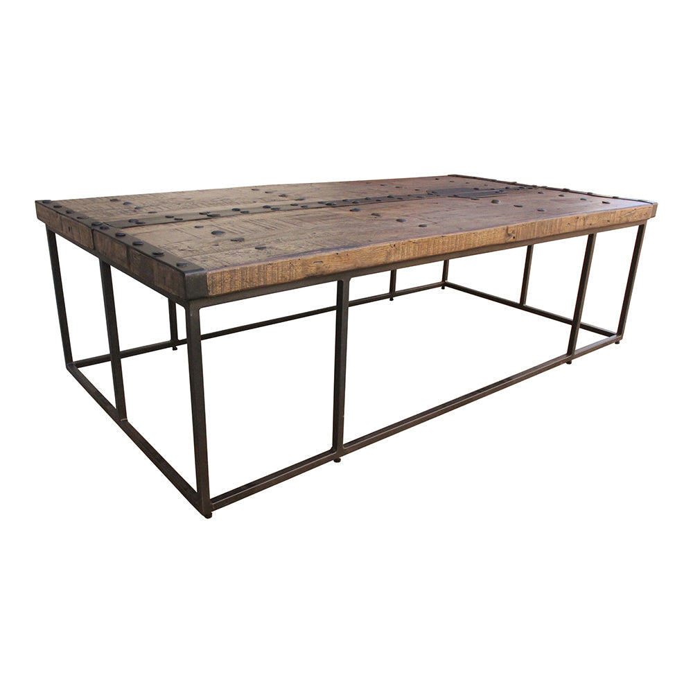 Cocktail Bar Table: Rustic Elegance for Spacious Gatherings